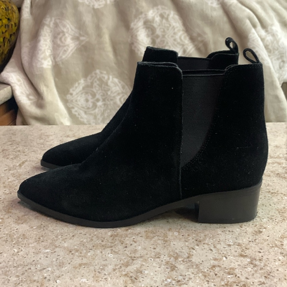 NWOT Marc Fisher YALE POINTY TOE Black Suede CHELSEA BOOTIE Size 8